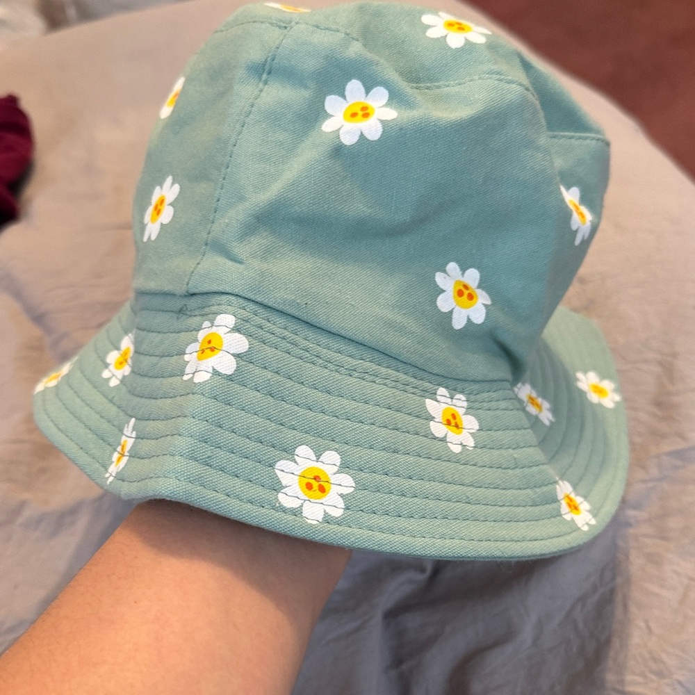 Green Daisy Print Bbucket hat
